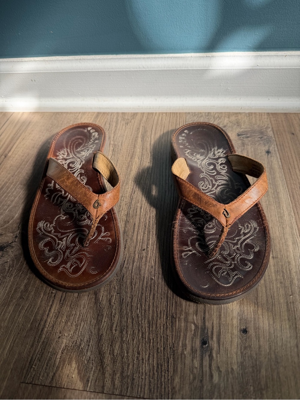 OluKai Paniolo brown leather women’s sandals size 7